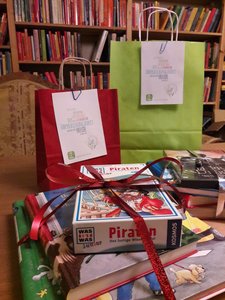 Geschenkpakete, die Bücher und kleinen Spiele beinhalten