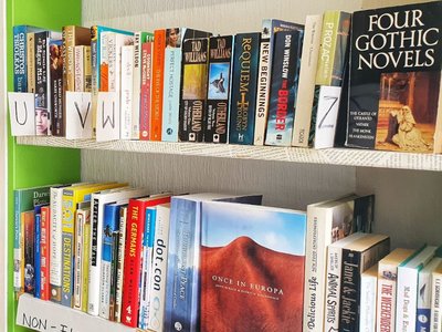 Bücherregale mit englischsprachiger Literatur und mit Sachbüchern